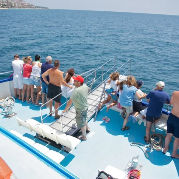 barco-a-tabarca-galeria-gente-mirando-mar.webp